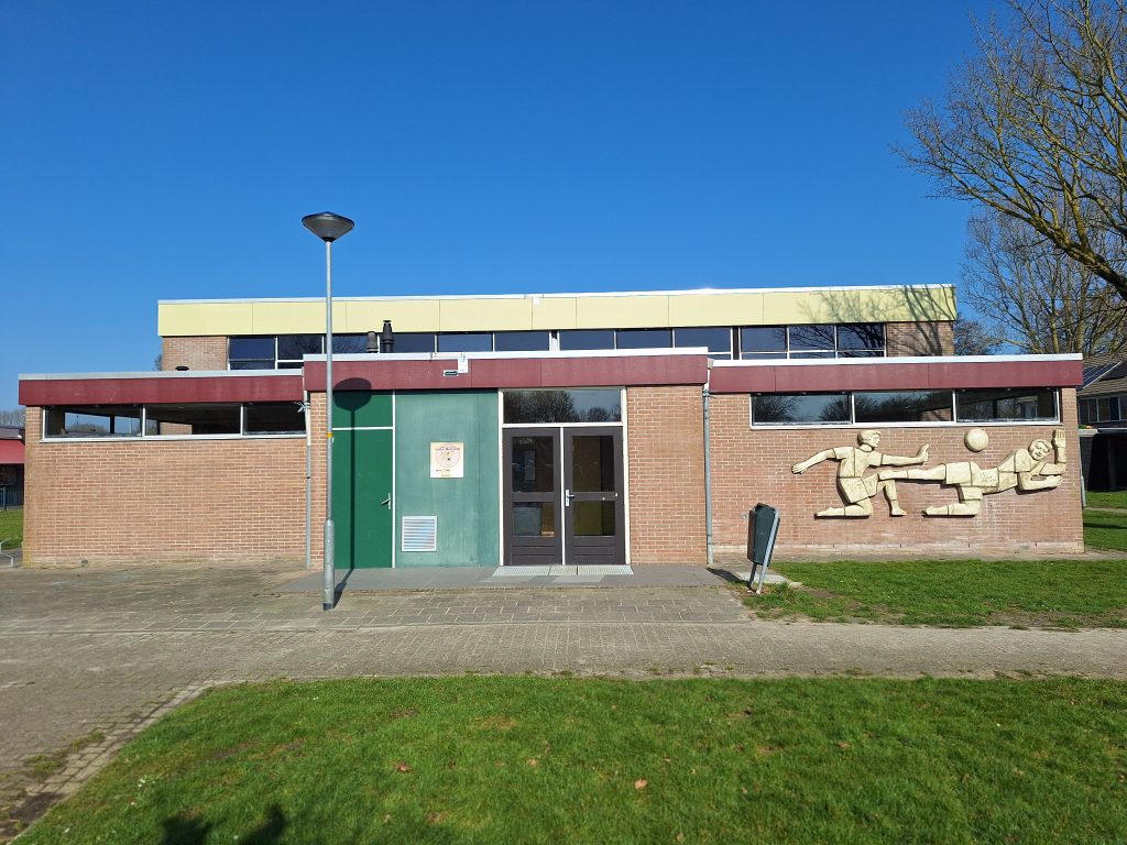 voorkant gymzaal met groene deur